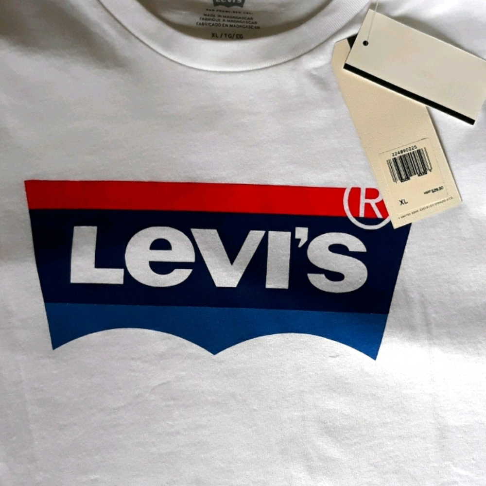 NWT LEVI TSHIRT
